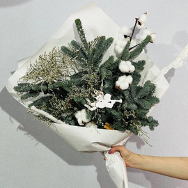 Novogodnij buket iz vetok datskoj eli nobilis s hlopkom