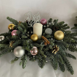 Rozhdestvenskaya kompozitciya iz elovih vetok nobilis so svechoj