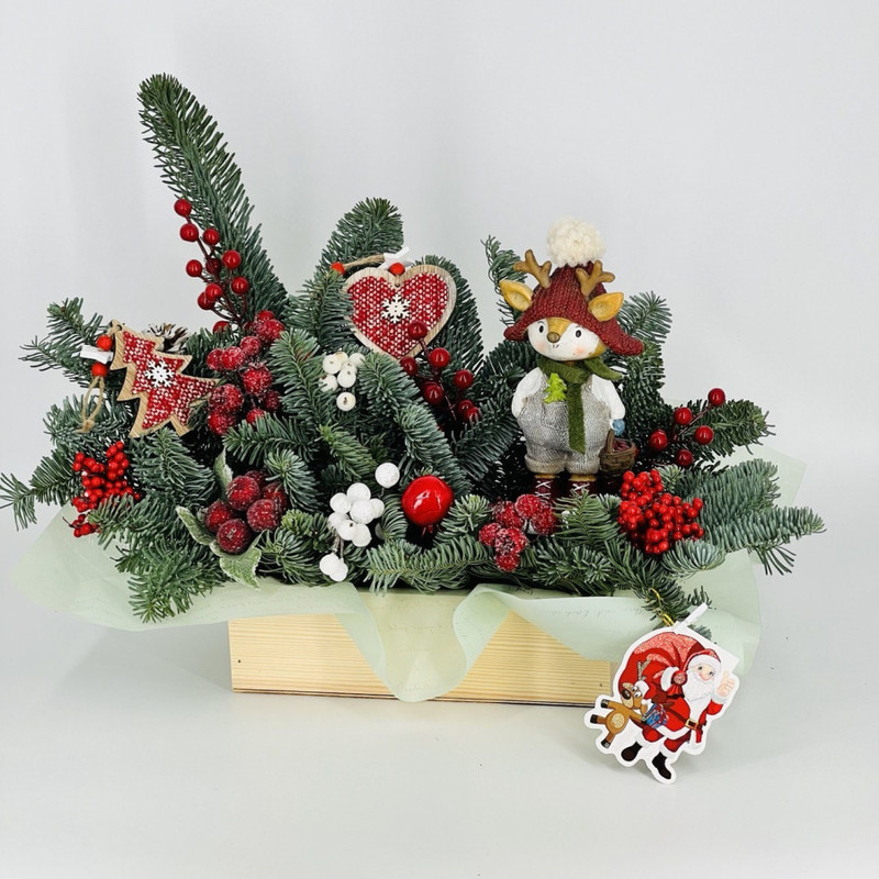 Новогодний букет из живой ели нобилис в деревянном кашпо, стандартный