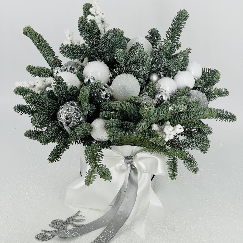 Новогодний букет из натуральной хвои в шляпной коробке. Нобилис , стандартный