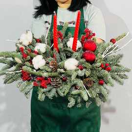 Novogodnyaya kompozitciya iz pihti nobilis so svechami