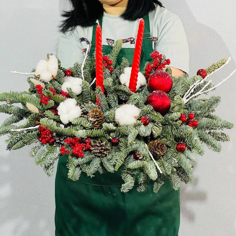 Novogodnyaya kompozitciya iz pihti nobilis so svechami, standart