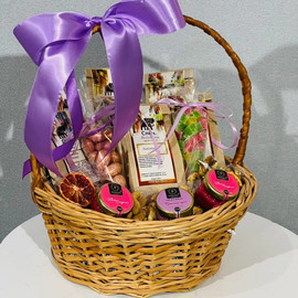 Podarochnaya korzina s chaem i myodom №15