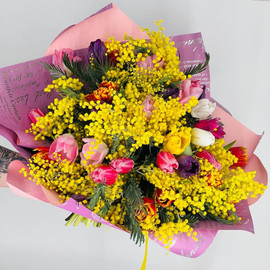 YArkij buket iz tyul_panov i aromatnoj mimozi