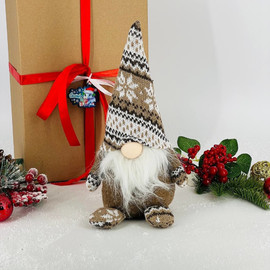 Kukla inter_ernaya Ded Moroz v bezhevom kolpake s uzorami