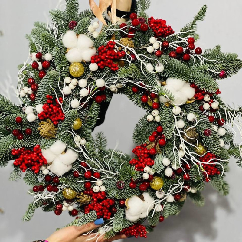 Rozhdestvenskaya kompozitciya venok iz vetok zhivogo nobilisa 50 mi, standart