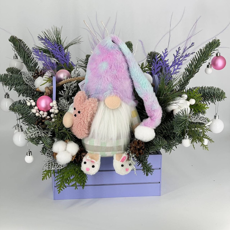 Novogodnyaya kompozitciya v derevyannom yashike s myagkoj igrushkoj gnom s vetochkami nobilisa, standart