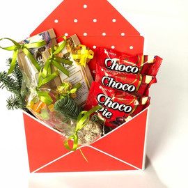 Novogodnij podarok. Buket iz chaya i sladostej s vetochkoj nobilisa v konverte