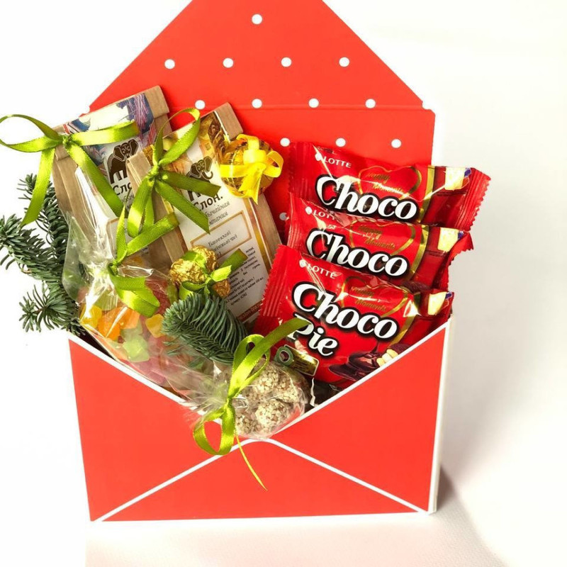 Novogodnij podarok. Buket iz chaya i sladostej s vetochkoj nobilisa v konverte, standart