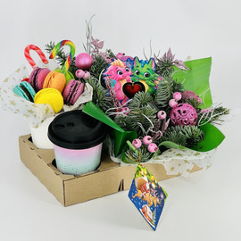 Novogodnij buket kompliment iz nobilisa s makarons i kofe