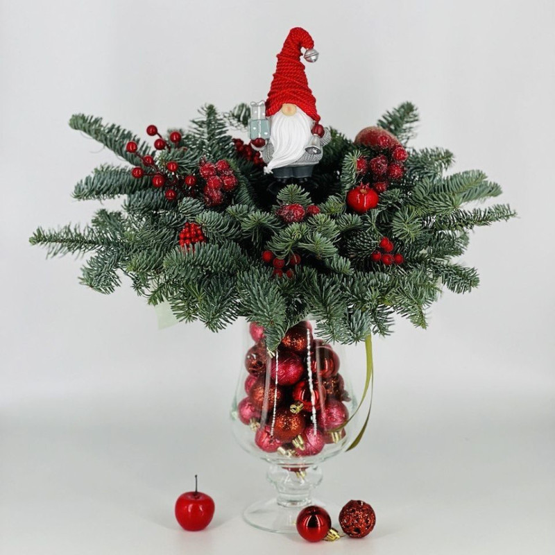 Novogodnij buket iz nobilisa na stol v steklyannoj vaze, standart