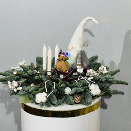 Новогодняя подарочная композиция с мягкой игрушкой гном на санках с веточками нобилиса