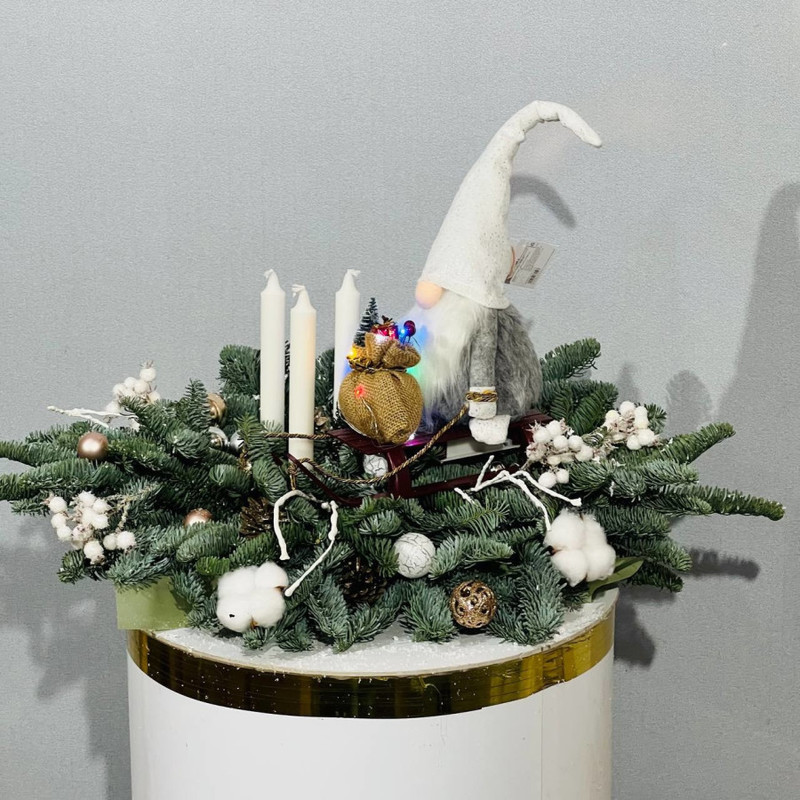 Новогодняя подарочная композиция с мягкой игрушкой гном на санках с веточками нобилиса, стандартный