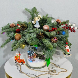 Novogodnij dekor dlya doma. Buket iz nobilisa v steklyannoj vaze