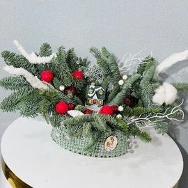 Nastol_naya kompozitciya iz natural_noj eli nobilis v vyazanom eashpo