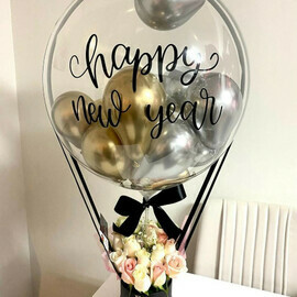 Buket Novogodnij iz roz s sharom babls