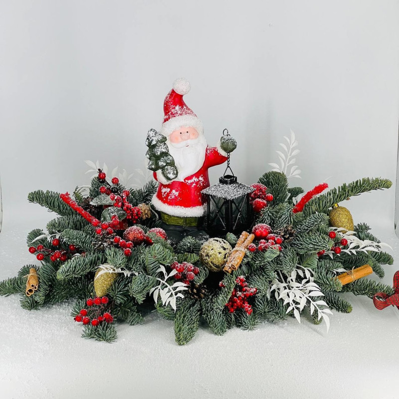 Novogodnyaya kompozitciya na stol s podsvechnikom Ded Moroz. Nobilis, standart