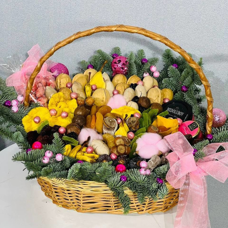 Новогодняя корзина с сухофруктами с веточками живой ели нобилис, стандартный