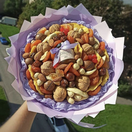 Buket iz orehov i suhofruktov
