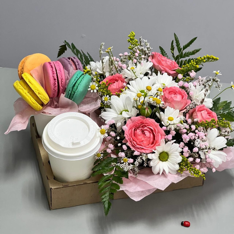 Букет цветов микс с пирожными и кофе, стандартный