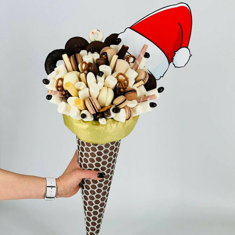 Novogodnij sladkij podarok buket rozhok s zefirom i makaruns, standart