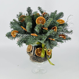 Kompozitciya iz vetok nobilisa v steklyannom bokale