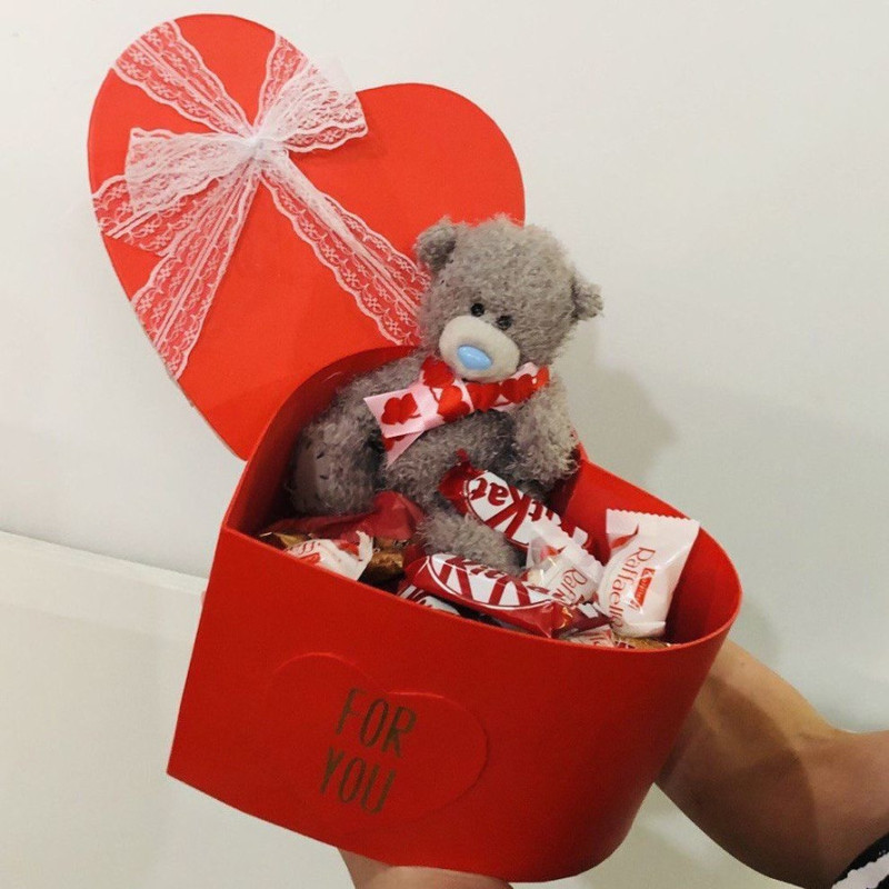 Sladkij podarok s igrushkoj. Serdtce s konfetami, standart