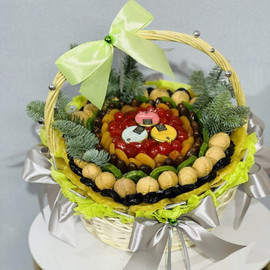 Корзина сухофруктов с веточками живой ели нобилис на Новый год