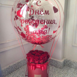 Krasnie rozi v shlyapnoj korobke s sharom babls