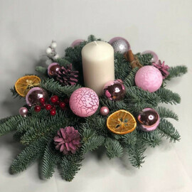 Свеча новогодняя с веточками натурального нобилиса