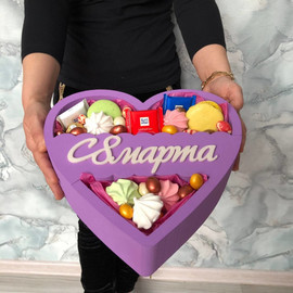 Sladkij podarochnij boks na 8 Marta