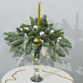 Новогодняя композиция со свечой из нобилиса