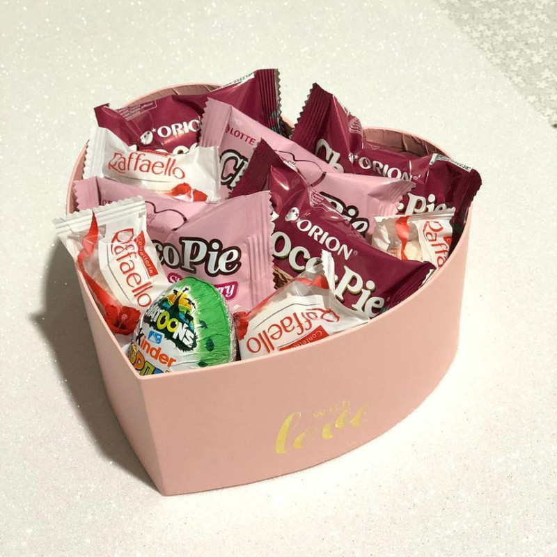 Сладкий подарок в сердце. Чокопай, киндер сюрприз и конфеты Раффаэлло, стандартный