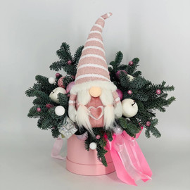 Podarochnaya kompozitciya iz zhivogo nobilisa i inter_ernoj igrushkoj ruchnoj raboti