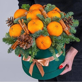 Букет из мандаринов с веточками нобилиса