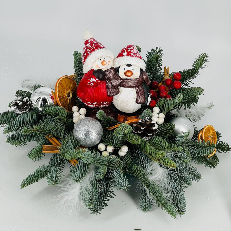 Праздничная новогодняя композиция из хвои нобилис на стол с сувениром, стандартный