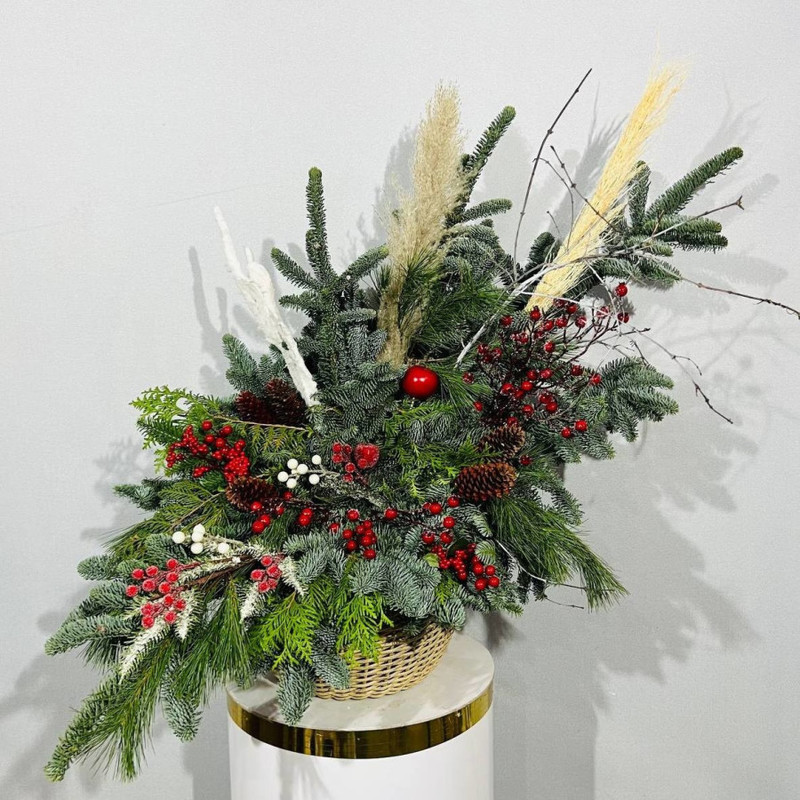 Большая новогодняя композиция из хвои нобилис для украшения входа улицы в кашпо из ротанга, стандартный