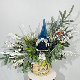 Inter_ernaya kompozitciya iz natural_noj datskoj eli nobilis s inter_ernoj igrushkoj gnom