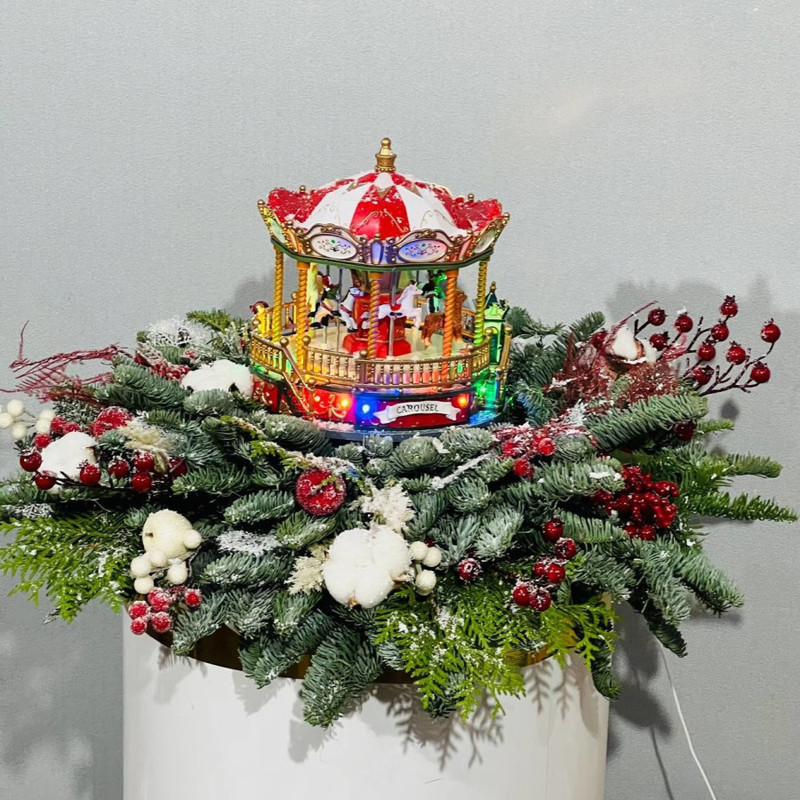 Novogodnyaya inter_ernaya kompozitciya iz nobilisa s suvenirom karusel_ muzikal_naya, standart