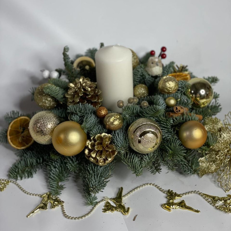 Svecha rozhdestvenskaya s vetochkami eli nobilis, standart