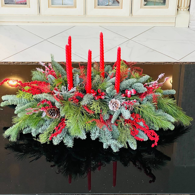 Novogodnyaya kompozitciya iz nobilisa na stol s krasnim dekorom i svechami, standart