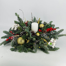 Novogodnyaya svecha s natural_nim nobilisom dlya ukrasheniya novogodnego stola