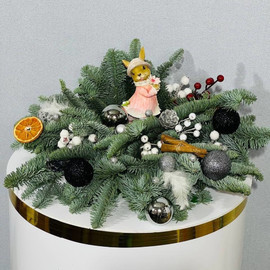 Рождественская композиция интерьерная из живого нобилиса