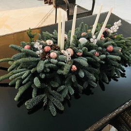 Buket novogodnij na stol so svechami iz natural_noj eli nobilis