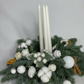 Новогодняя композиция со свечами из нобилиса
