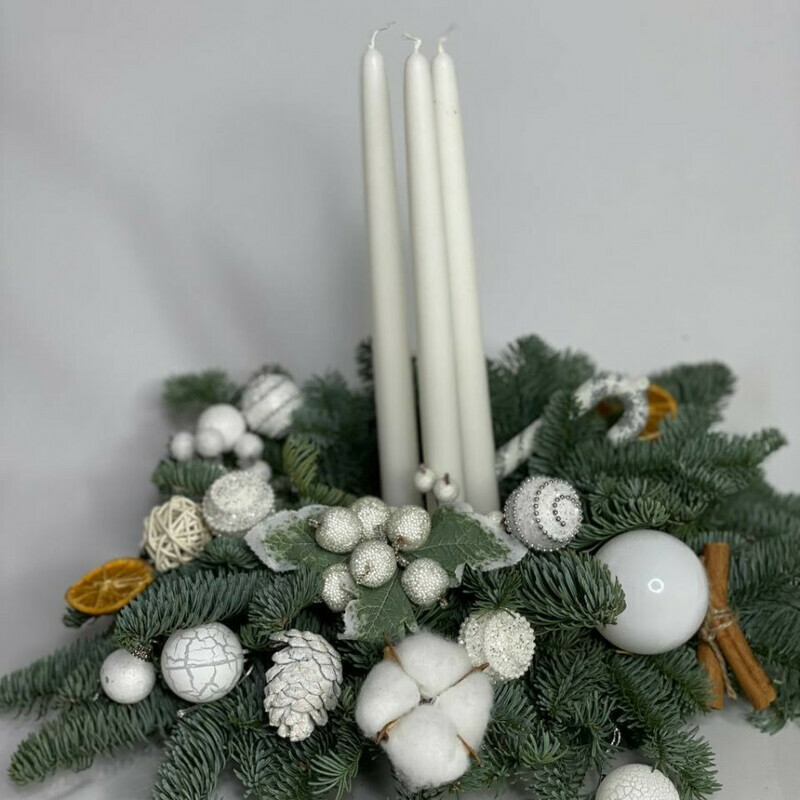 Novogodnyaya kompozitciya so svechami iz nobilisa, standart