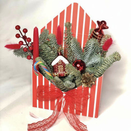 Новогодний букет в конверте с веточками нобилиса