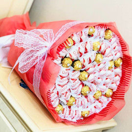 Сладкий букет из конфет Раффаэлло и Ферреро Роше