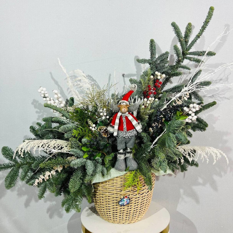 Новогодняя композиция датская ель натуральная из нобилиса в кашпо из искусственного ротанга, стандартный