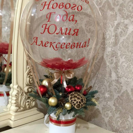 Novogodnij buket s zhivim nobilisom i sharom babls